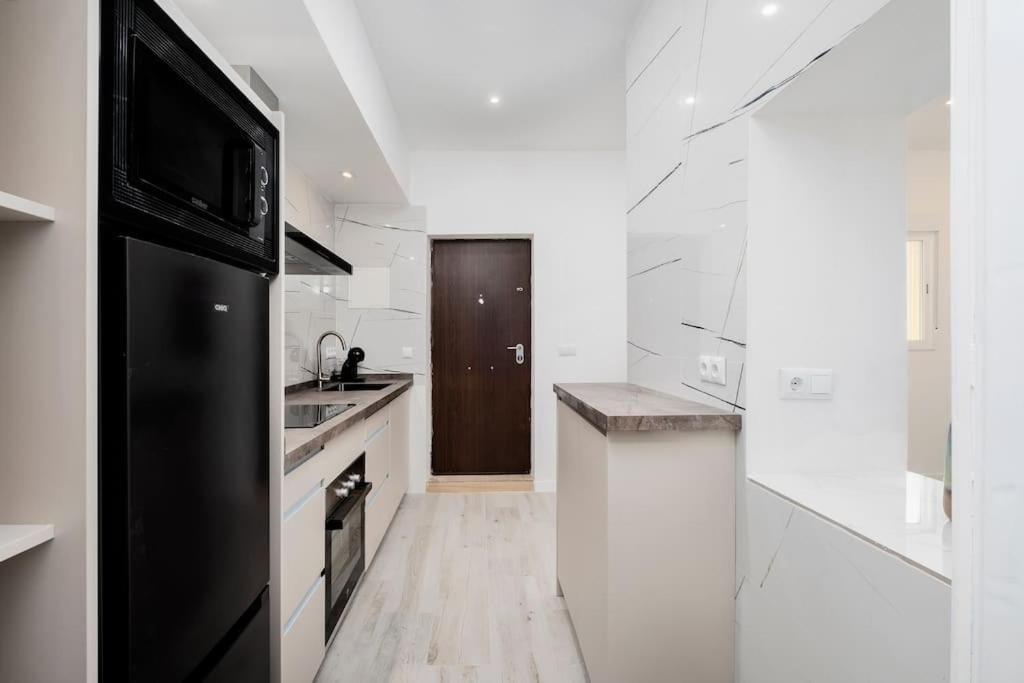 Newly Refurbished Modern 2-Bed Apartment In Heart Of Torremolinos Exterior photo