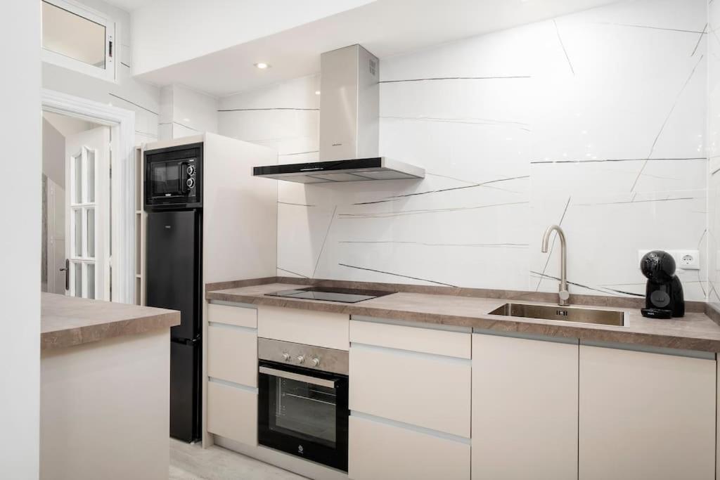 Newly Refurbished Modern 2-Bed Apartment In Heart Of Torremolinos Exterior photo