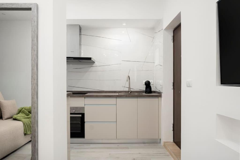 Newly Refurbished Modern 2-Bed Apartment In Heart Of Torremolinos Exterior photo